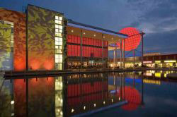 位于德國萊比錫的Nova Eventis商場的燈光每年隨著季節(jié)的變換而調節(jié)。整套照明的最大亮點是這座12米高的發(fā)光球體,由寶克力LED系列產(chǎn)品制成